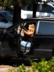 Participante de reality show fica nua dentro de carro em estacionamento